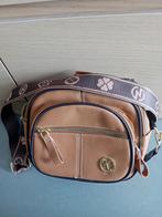 Kleine handtas met een lange riem, kan over de schouder, Handtassen en Accessoires, Tassen | Damestassen, Ophalen, Handtas