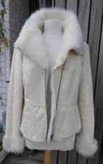 Zeer mooie jas in suèdestijl met voering in wit T:42, Kleding | Dames, Jassen | Winter, Ophalen of Verzenden, Zo goed als nieuw