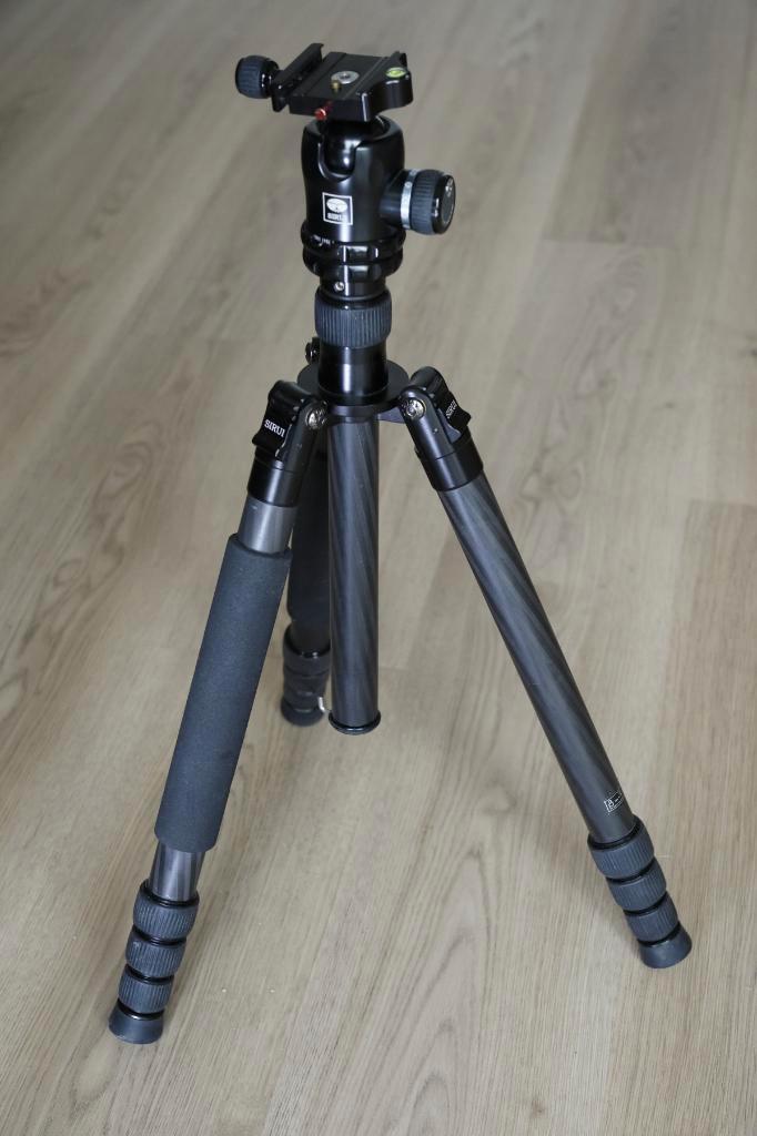 Sirui Traveller T-2204 statief (carbon) met K-balhoofd, Audio, Tv en Foto, Fotografie | Statieven en Balhoofden, Zo goed als nieuw