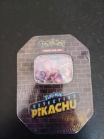 Detective pikachu mewtwo tin! Klein scheurtje., Hobby en Vrije tijd, Ophalen of Verzenden, Zo goed als nieuw