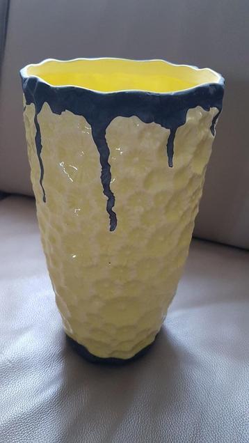 Decoratieve vintage vaas beschikbaar voor biedingen