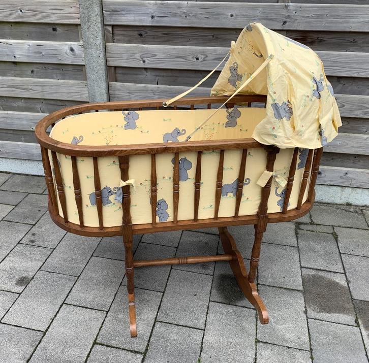 Retro Schommelwieg met leuke bekleding en matrasje, Kinderen en Baby's, Babywiegjes en Ledikanten, Zo goed als nieuw, Wieg, Ophalen