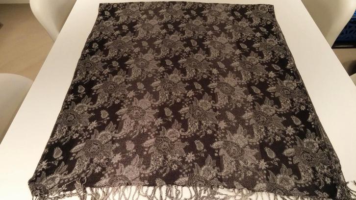 Pashmina noir/blanc, Vêtements | Femmes, Bonnets, Écharpes & Gants, Comme neuf, Pashmina, Taille 38/40 (M), Enlèvement ou Envoi