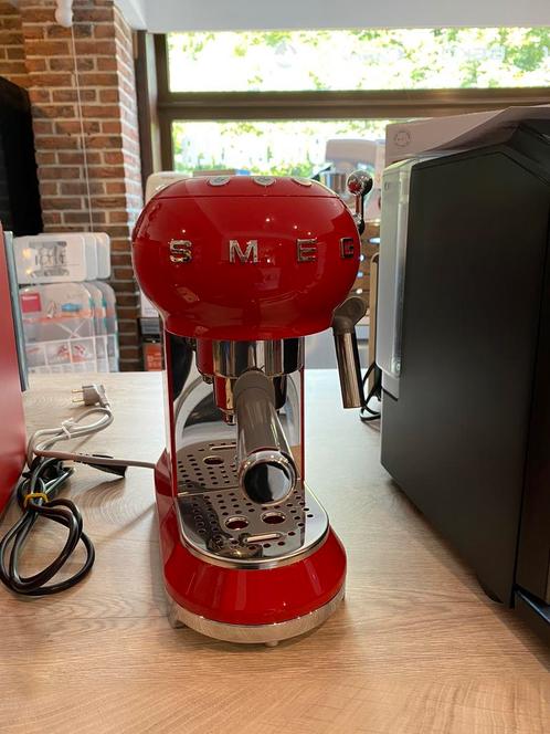 SMEG ECF01RDEU halfautomatische koffiemachine, Elektronische apparatuur, Koffiezetapparaten, Zo goed als nieuw, Gemalen koffie