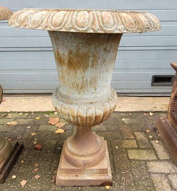 Grote witte gietijzeren vaas bloempot 1 meter hoog beschikbaar voor biedingen