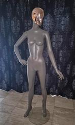 Paspoppen etalagepop, Ophalen