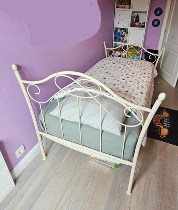 metalen bed tiener meisje beschikbaar voor biedingen