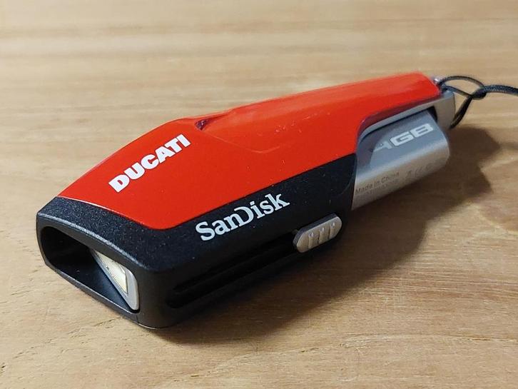 Officiële Ducati USB stick - Sandisk 4 GB Extreme, Verzamelen, Automerken, Motoren en Formule 1, Nieuw, Motoren, Ophalen of Verzenden