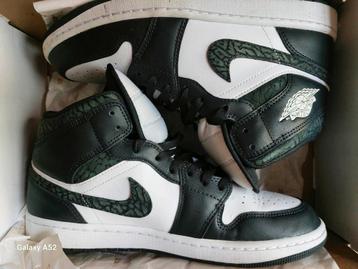 Air Jordan 1 Mid SE Panda Olifant t 44, Enlèvement ou Envoi, Neuf, Chaussures