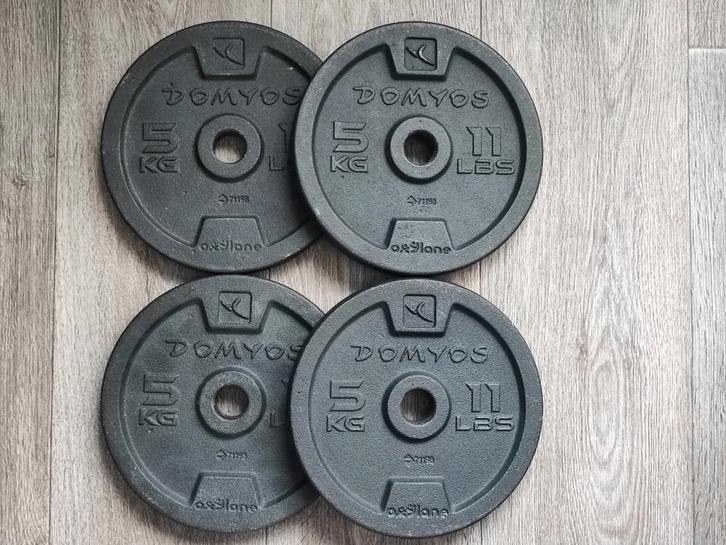4 x 5kg Domyos halterschijven. (20kg) (Goede staat!), Sport en Fitness, Fitnessmaterialen, Gebruikt, Halterschijven, Armen, Benen