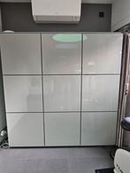 Design wandkast in frisse tint grijs met glazen leggers, Ophalen, Zo goed als nieuw