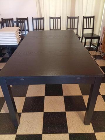 TABLE + 2 ALLONGES + 8 CHAISES + 8 COUSSINS beschikbaar voor biedingen
