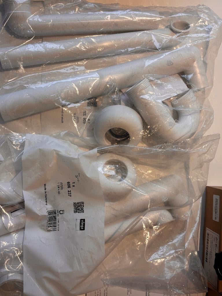 Siphon de lavabo Viega — peu encombrant (1 1/4 » x 40 mm), Enlèvement, Neuf, Lavabo