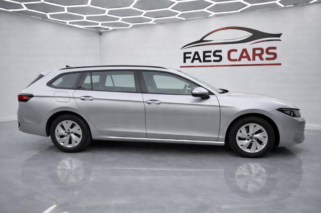 Volkswagen Passat Mild hybride btw aftrekbaar, Auto's, Stof, 1498 cc, 4 cilinders, Hybride Elektrisch/Benzine