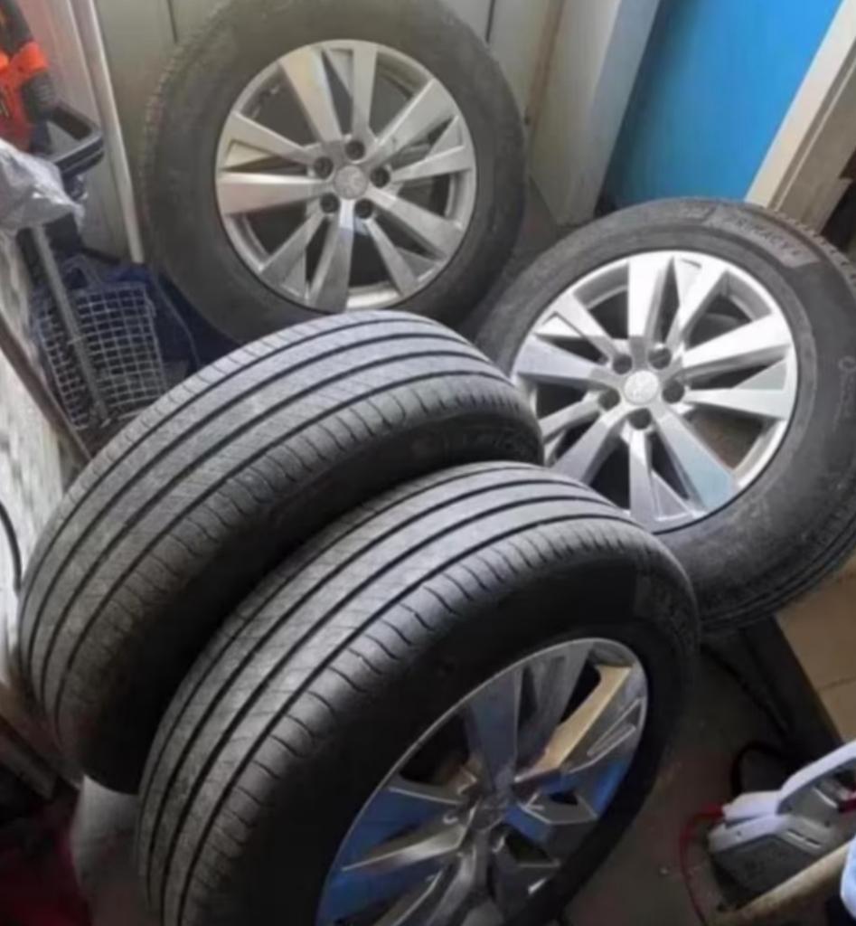 4 jantes Peugeot 3008 2021 17p Michelin primacy 4, Autos : Pièces & Accessoires, Pneus & Jantes, 215 mm, Pneus été, 17 pouces