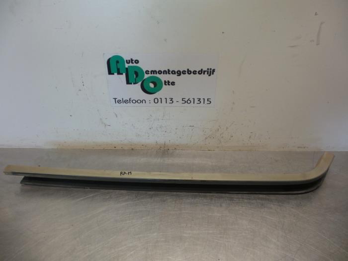 Rail porte coulissante droite d'un Peugeot 807, Autos : Pièces & Accessoires, Carrosserie & Tôlerie, Peugeot, Utilisé, 3 mois de garantie