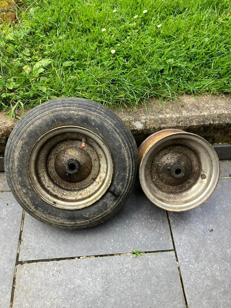 2 jantes tôle avec graisseur, Enlèvement, Comme neuf