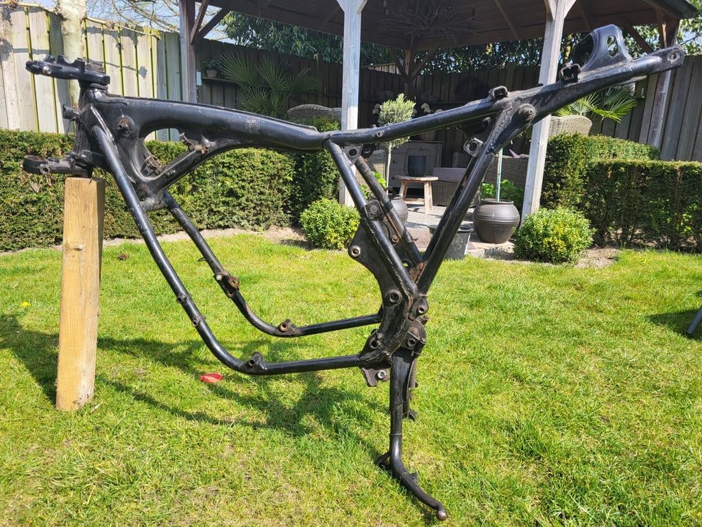 SUPPORT CENTRAL POUR CASQUE HONDA CB 650 Z FRAME., Motos, Enlèvement