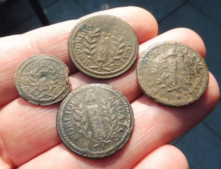 4 x boutons d'uniforme militaire français de Napoléon, Collections, Objets militaires | Général, Armée de terre, Envoi