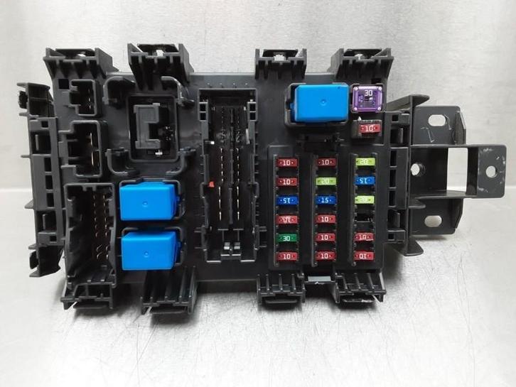 BOITIER FUSIBLES Suzuki Alto (01-2009/-) (|68K10|), Autos : Pièces & Accessoires, Électronique & Câbles, Suzuki, Utilisé