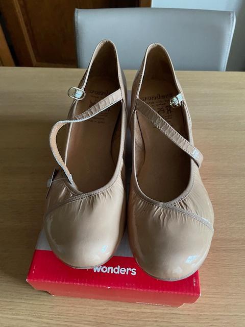 Beige lakschoen met middelhoge hak, maat 41, merk Wonders, ANDERE, Schoenen met lage hakken, Beige, Nieuw