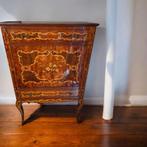 Louis XV-stijl schorskast met marqueterie
Rijkelijk versierd, Antiek en Kunst, Ophalen