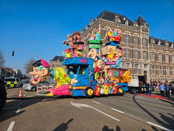 Polyesteren carnavalswagen verhuisfirma, Hobby en Vrije tijd, Feestartikelen, Ophalen