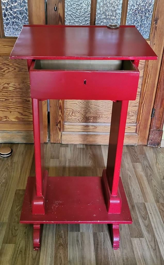 Rood gelakte houten katheder, Ophalen, Gebruikt