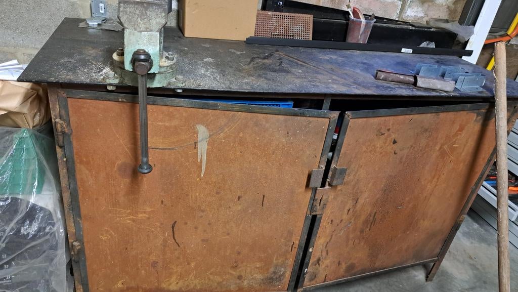 Metalen werkbank, Enlèvement, Étau