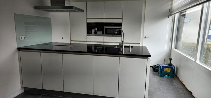 Cuisine complète avec îlot blanc brillant, Maison & Meubles, Cuisine | Cuisines complètes, Comme neuf, Autres types, Blanc, Granit ou Pierre