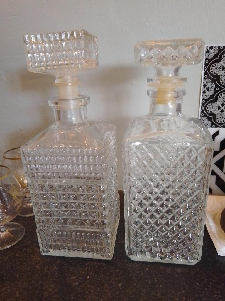 Lots de 2 anciennes carafes à Whisky en verre., Enlèvement