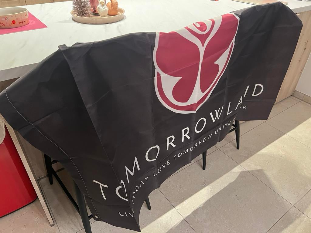 Mooie polyester vlag Tomorrowland zwart 90 op 150 cm mancave, Ophalen of Verzenden, Zo goed als nieuw, Reclamebord