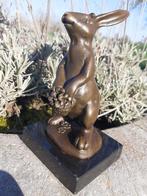 KONIJN MET EEN BRONZEN BLOEMENMAND GESIGNEERD MILO, Antiek en Kunst, Ophalen of Verzenden, Brons