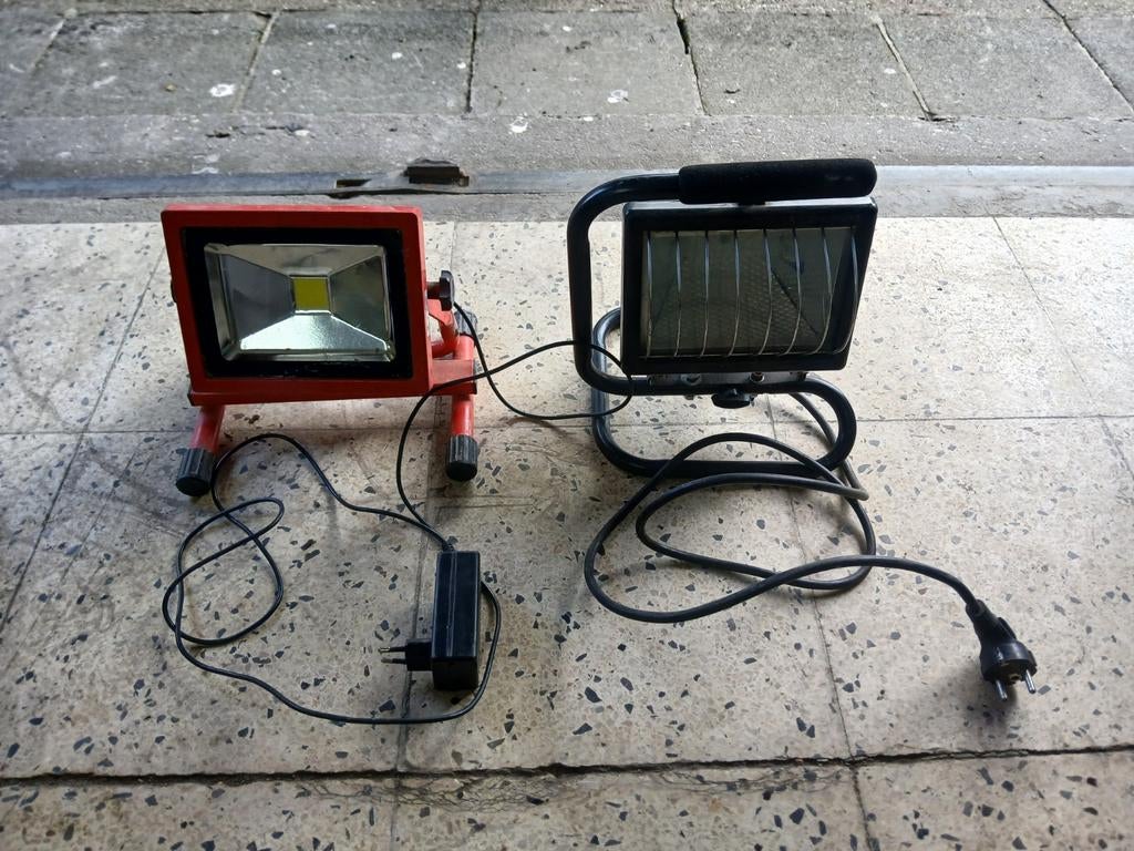 1 led spot en 1 halogeen, Ophalen, Gebruikt, Met statief