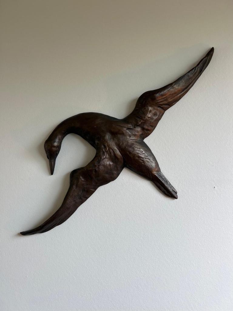 Bronzen wandbeeld “vliegende vogel” adhv Luc Van Parys, Antiek en Kunst, Ophalen, 50 - 100 cm, Brons, Beeld