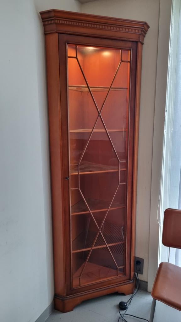 Hoekkast vitrine, Ophalen