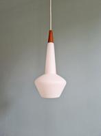 Suspension scandinave en opaline blanche satinée et teck, Antiquités & Art, Enlèvement ou Envoi