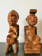 2 Afrikaanse houten beeldjes, Enlèvement