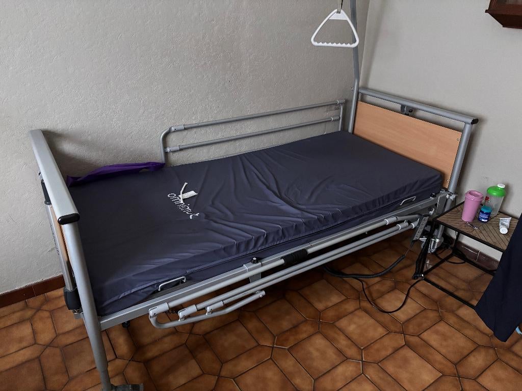 Lit médical électrique complet, Enlèvement, Comme neuf