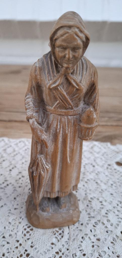 Oud handgemaakt houten beeldje, oude vrouw, kip in mandje, Antiek en Kunst, Curiosa en Brocante, Ophalen of Verzenden