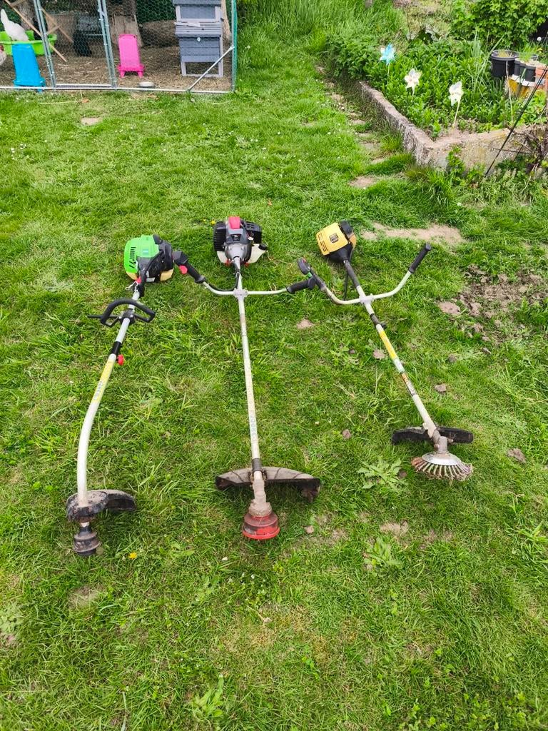 Débroussailleuse pour pièces/ a réparer., Jardin & Terrasse, Débroussailleuses, Enlèvement, Essence
