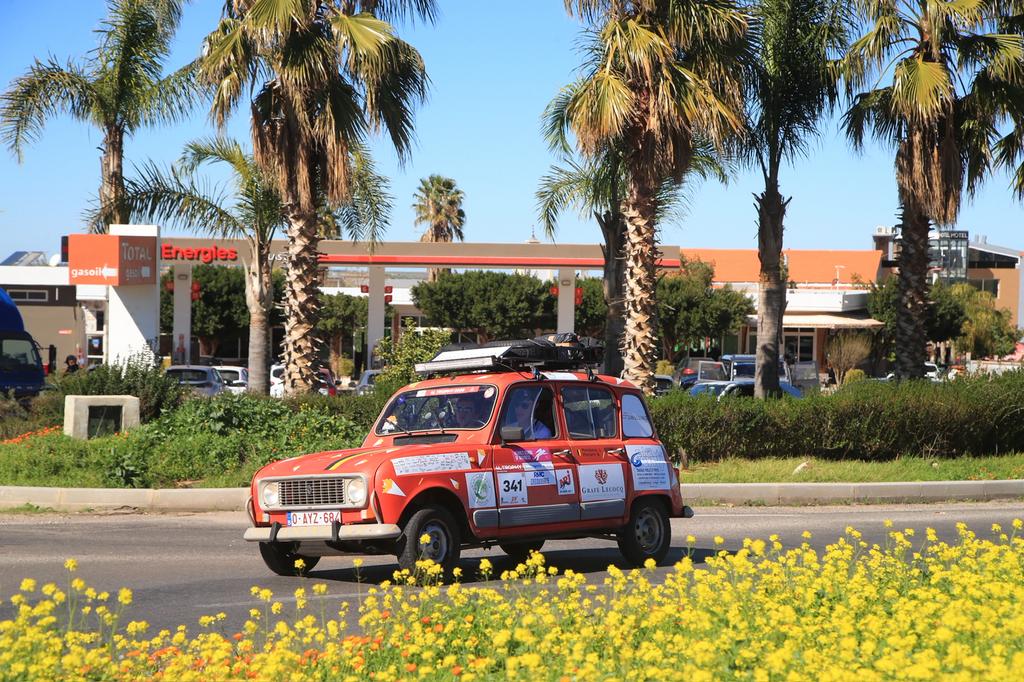 Location Renault 4L GTL préparée Raid, 4 zetels, Beige, Rood, Handgeschakeld