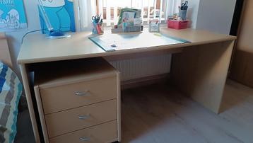 Bureau met ladenblok beschikbaar voor biedingen