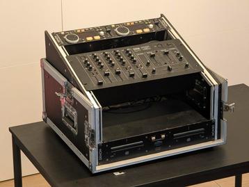 DJ set met mixer in flightcase beschikbaar voor biedingen