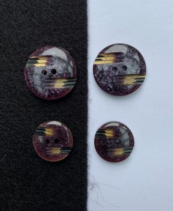 Auberginekleurige knopen met 2 gaten 15 mm en 20 mm beschikbaar voor biedingen
