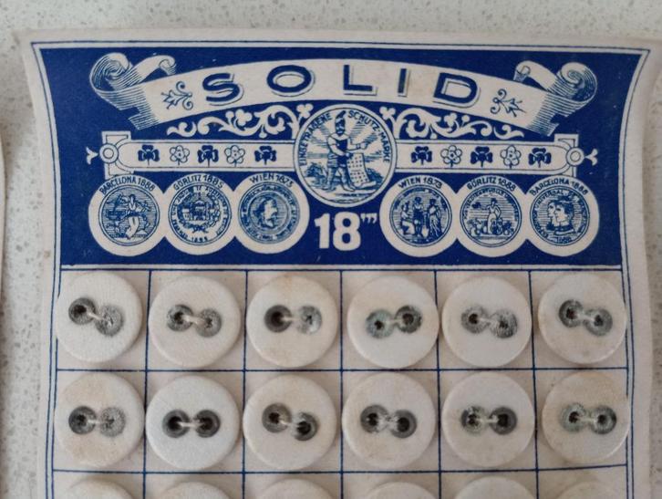 SOLID knopen nummer 18, Antiek en Kunst, Antiek | Kleding en Textiel, Ophalen of Verzenden