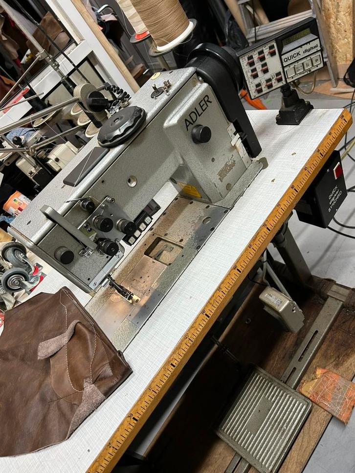 Adler K767-FA373 vol automaat drievoudig leer naaimachine, Hobby & Loisirs créatifs, Machines à coudre & Accessoires, Comme neuf
