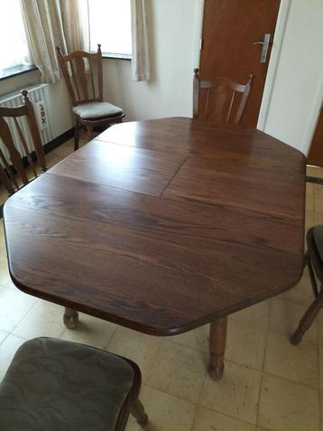 eiken tafel met 6 stoelen met stoffen kussens.