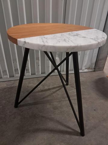 Artisanaal bijzettafeltje Nuts and Woods beschikbaar voor biedingen