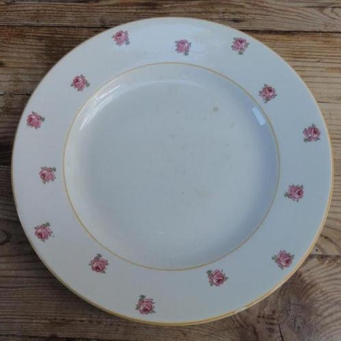 Groot Frans brocante bord / schaal met roze roosjes, Digoin, Maison & Meubles, Cuisine | Vaisselle, Utilisé, Assiettes(s), Autres styles